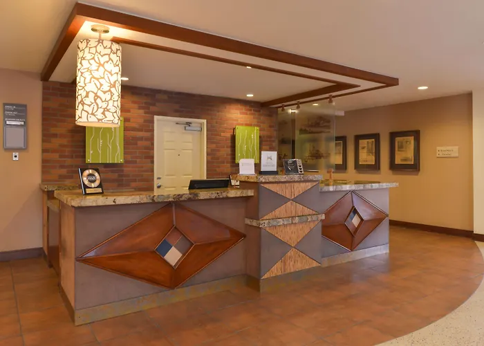 Hilton Garden Pivot Point 3*